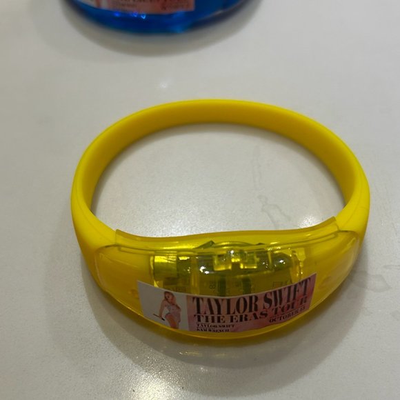 Taylor Swift Concert Film Light Up Wrist Band - Buy for your MOVIE Experience ! - Picture 7 of 13